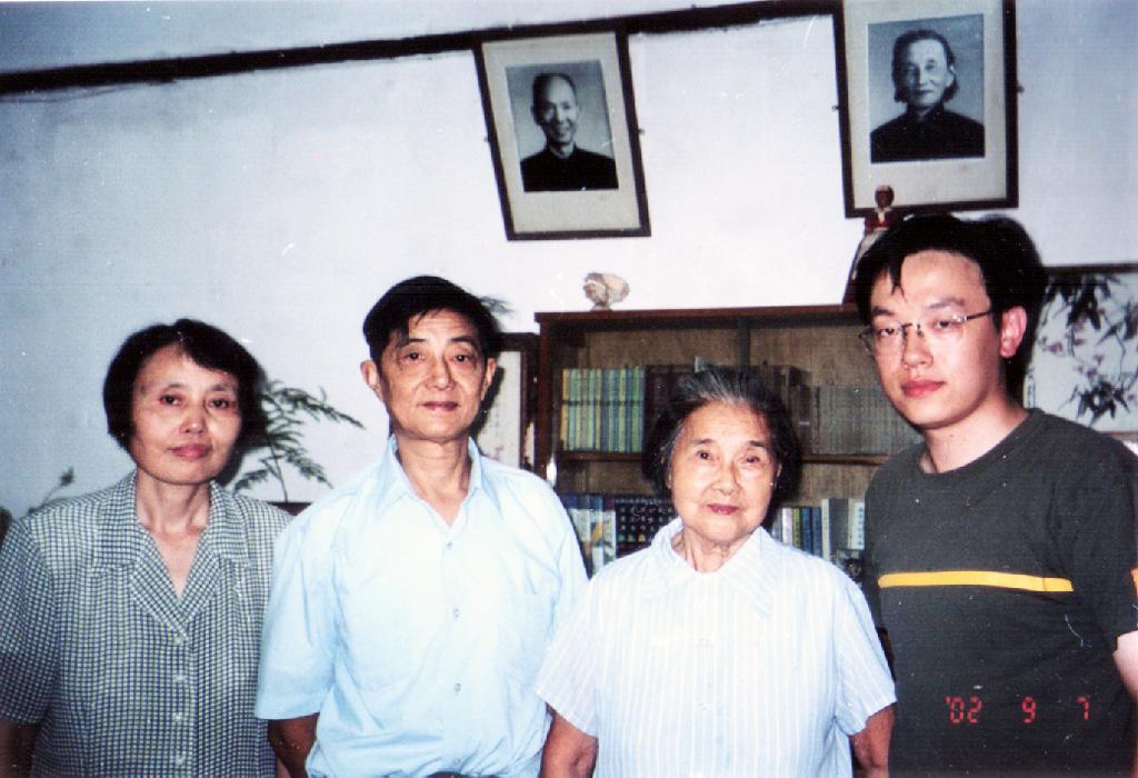 左起：程小青孙媳、程小青嫡孙程黎明、程小青儿媳邓援、笔者摄于2002年程小青宅